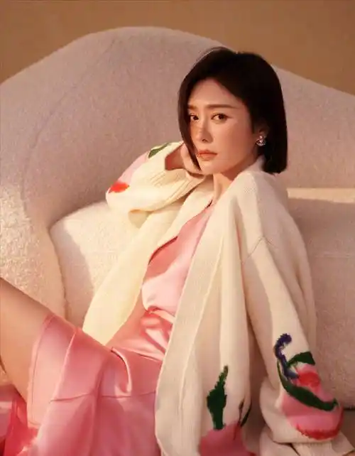 秦岚穿着睡衣风格拍摄照片,43岁的她依然要爱_丝绸_吸引力_白色
