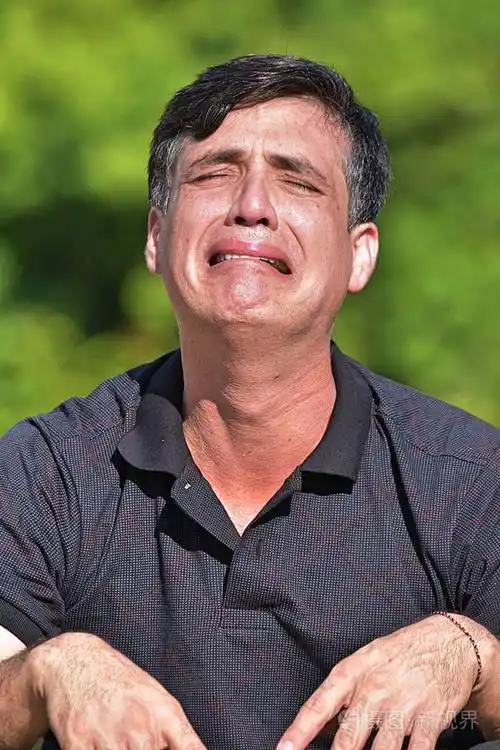 哭泣的少数男性人