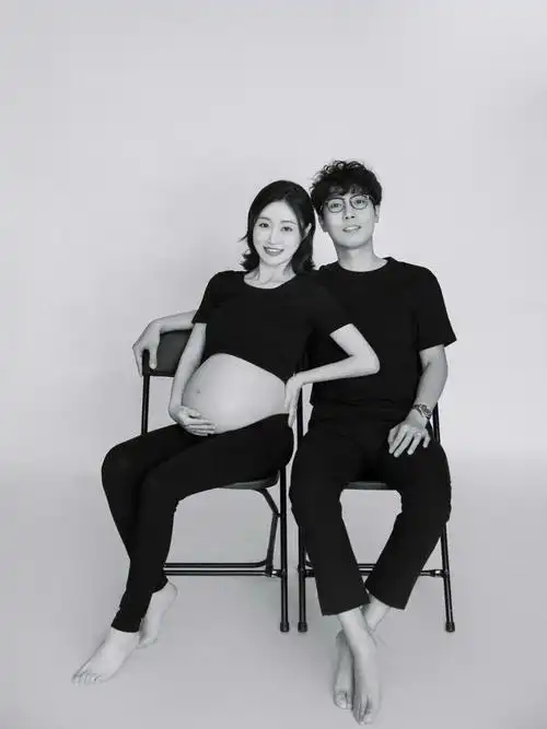 黑白简约孕妇照准爸爸这样拍有点帅哦