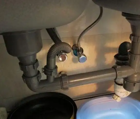 厨房下水道堵了该怎么办?厨房下水管怎么疏通?_闪电家修网