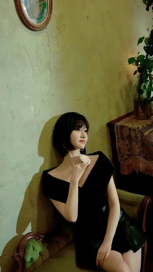 短发景甜,穿黑色v领短裙,有着轻熟美人的韵味