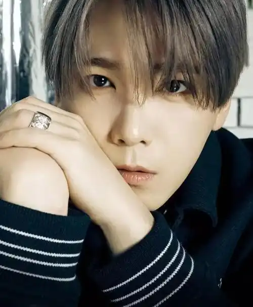 全知干预视角李洪基和经纪人拥有情侣单品