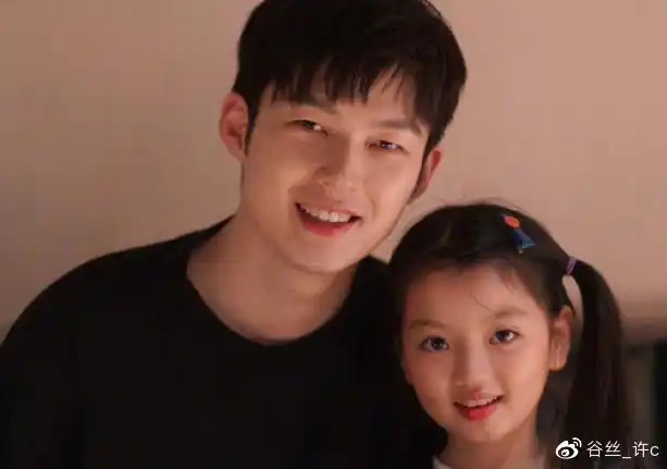 看了照片我们才到这个小女孩跟董力这对"父女",这多年来一直保持着