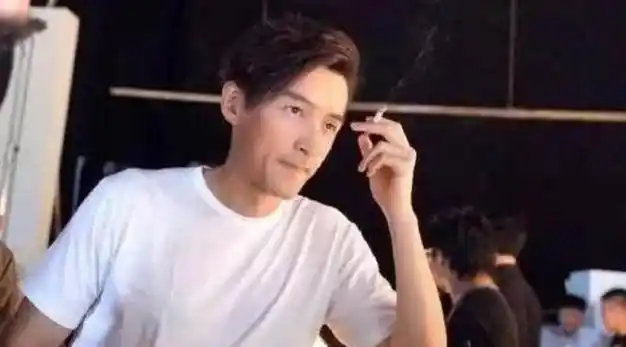 身价上亿明星抽啥烟黄渤的10块冯小刚8块而他一盒15万