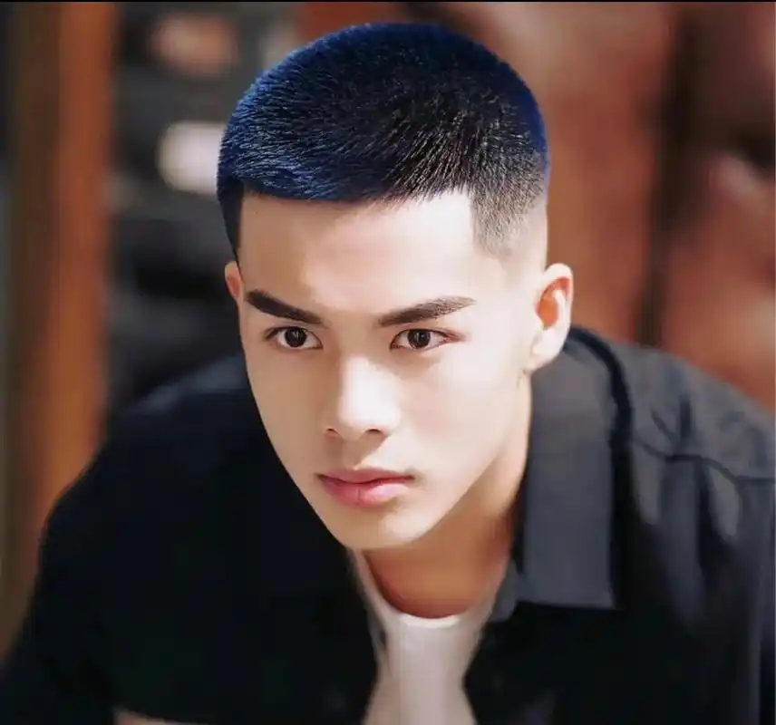 即便是同一张脸,同一身穿搭,同一副身材,如果 发型不同,那么所营造出