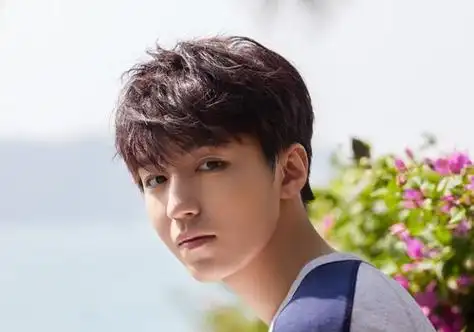 00后圆脸男生热点刘海短发设计 齐刘海呆萌斜刘海气质造型hin多_发型