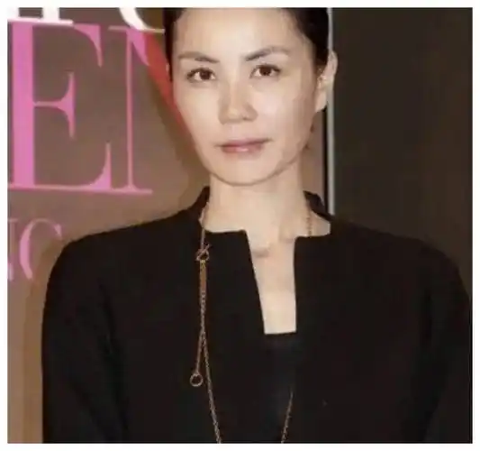 原创王菲谢霆锋合作送花展现真挚友情共同传递喜悦之情