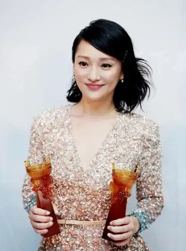 周迅手拿华鼎奖视后奖杯