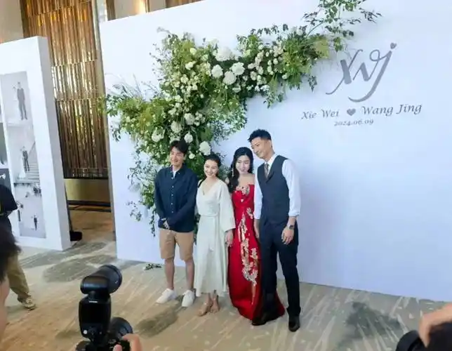 高圆圆赵又廷参加好友婚礼,对视瞬间甜爆全场,这才是爱情的样子