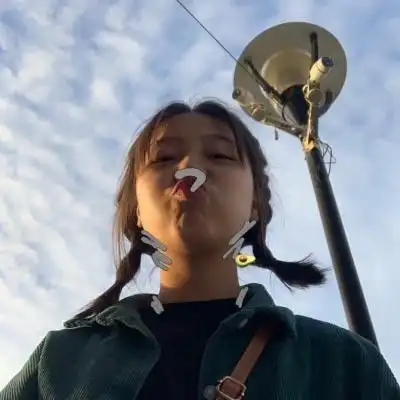 扎两个小辫子发型的可爱清纯头像