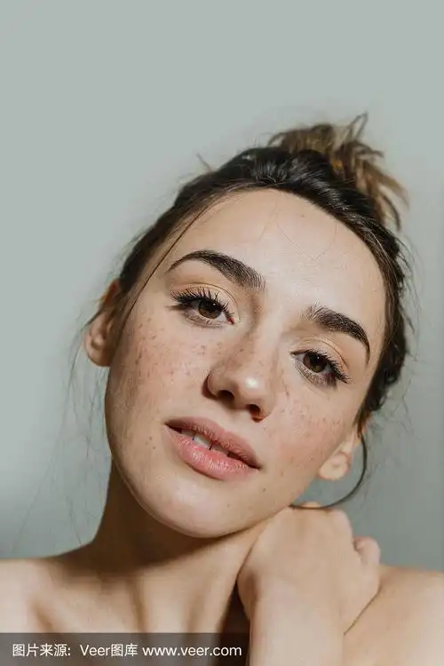 一个自信的雀斑女人的肖像