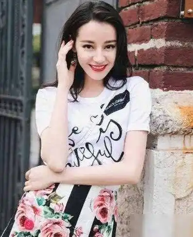 《克拉恋人》让迪丽热巴一举成名,成为当之无愧的女明星