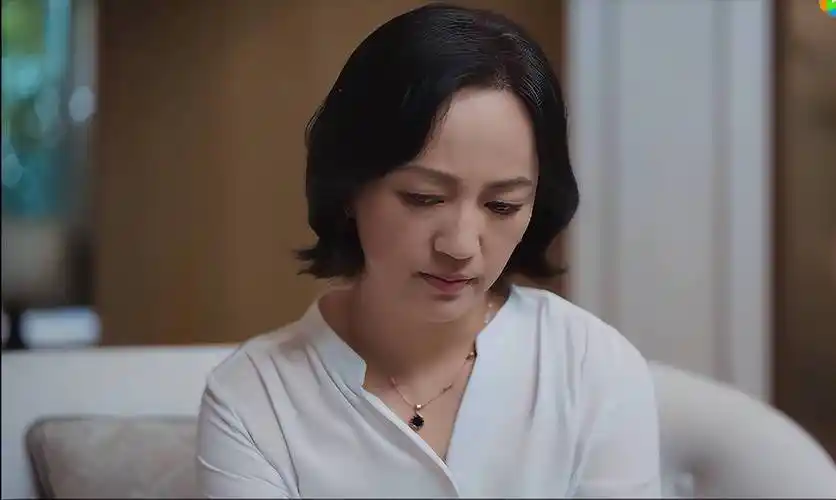 亦或是选择比罗海琼年纪更大的女演员,起码从外形上来看就与窦骁是两