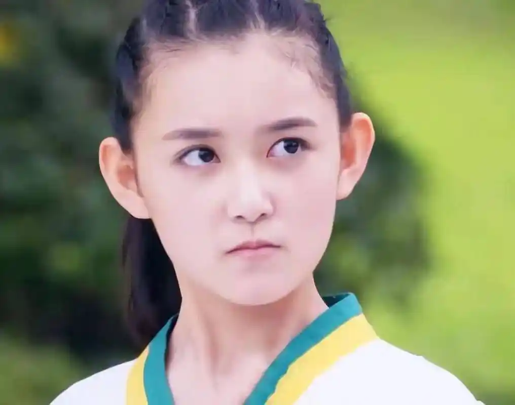 蒋依依:从《旋风少女》到《花间酒人月》,变身西域风情美人