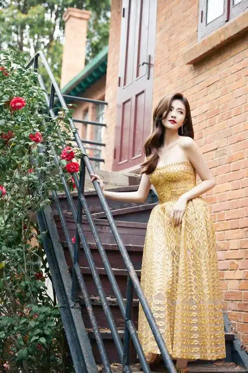 白鹿身材凸显出女性优美的曲线也让她更加性感迷人!