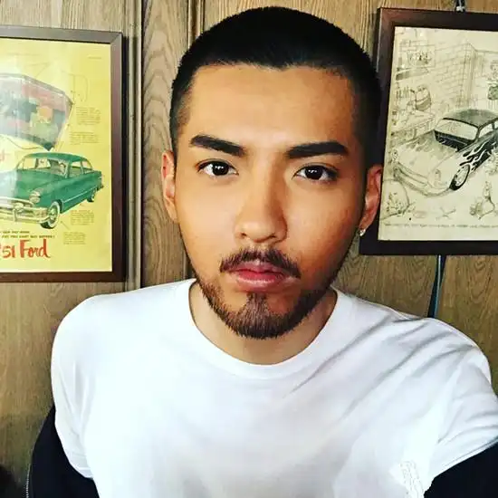 制服诱惑吴亦凡满脸胡茬变身调酒师