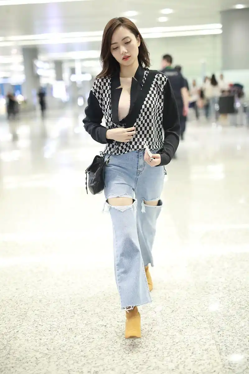 刘惜君街拍:黑白菱格衬衣搭配破洞牛仔裤温柔女人味