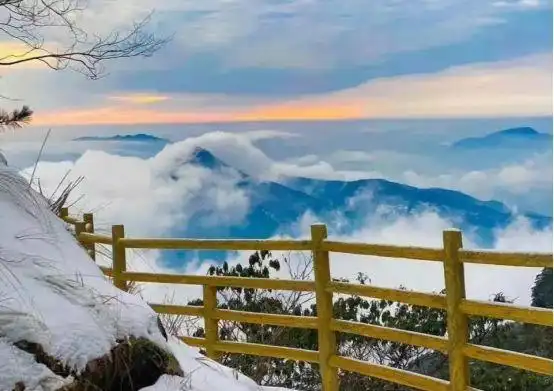 江西宜春明月山,奇峰险壑温泉飞瀑,山上"有石夜光如月"而得名