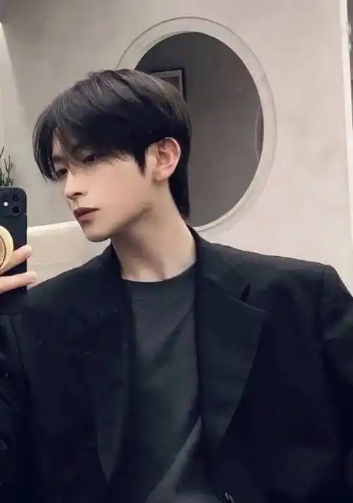 刘昊然野性中分短碎发