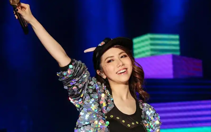 邓紫棋queenofhearts演唱会现场新的心跳