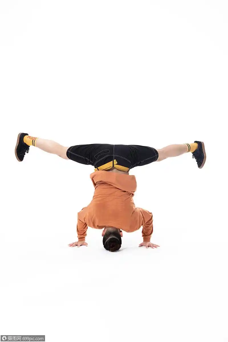 年轻街舞男生头转动作舞蹈男性