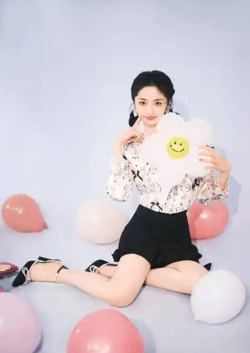 周洁琼嘟嘴卖萌甜美软糯造型变换尽显清甜可人