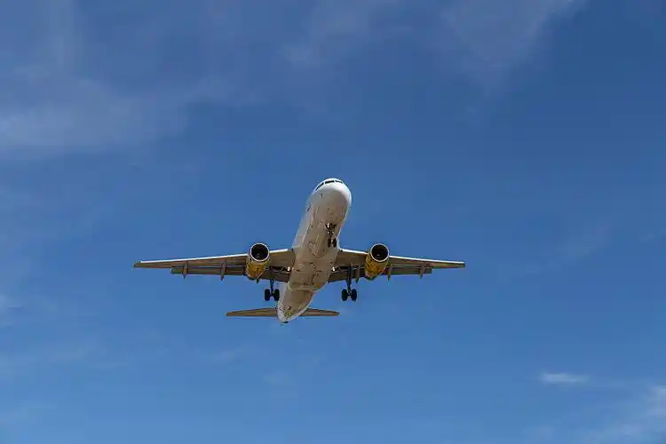 一架商用飞机接近机场准备着陆图片下载