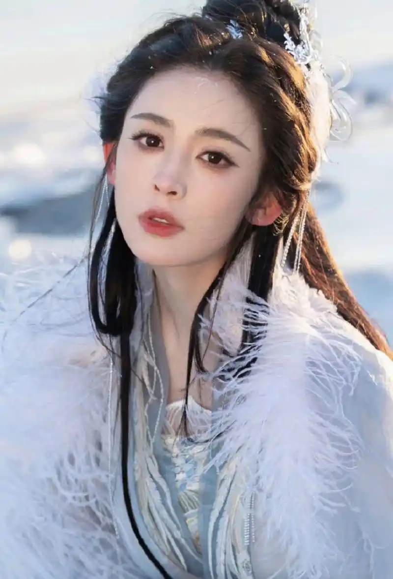 古力娜扎冰面古装写真,一袭白衣搭配绝世容颜好似仙女下凡,太迷人了!