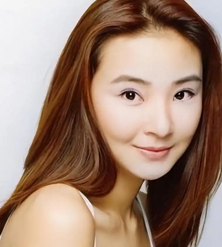 回顾央视钱琳琳:二婚带儿子嫁小6岁影帝张译,丁克15年被宠成宝