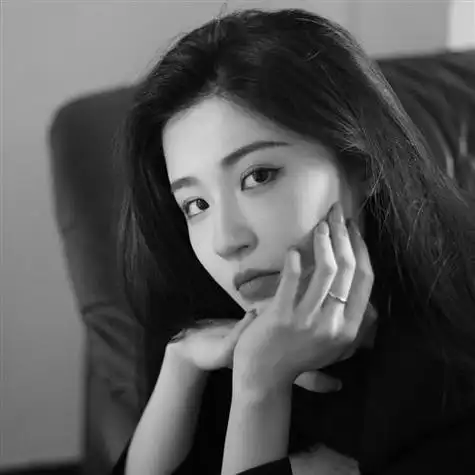 美女头像黑白色