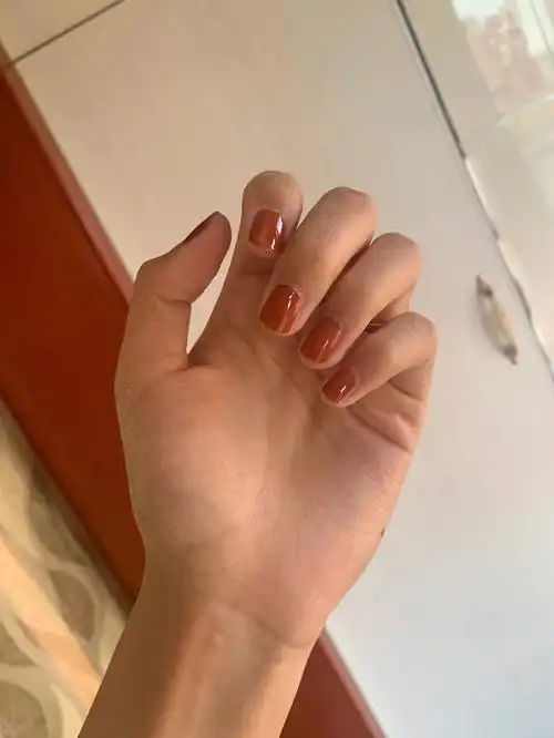 黄皮显白指甲油试色