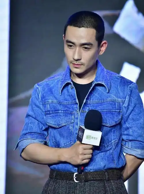 朱一龙寸头造型现身《叛逆者》发布会 又迷倒一大片迷妹