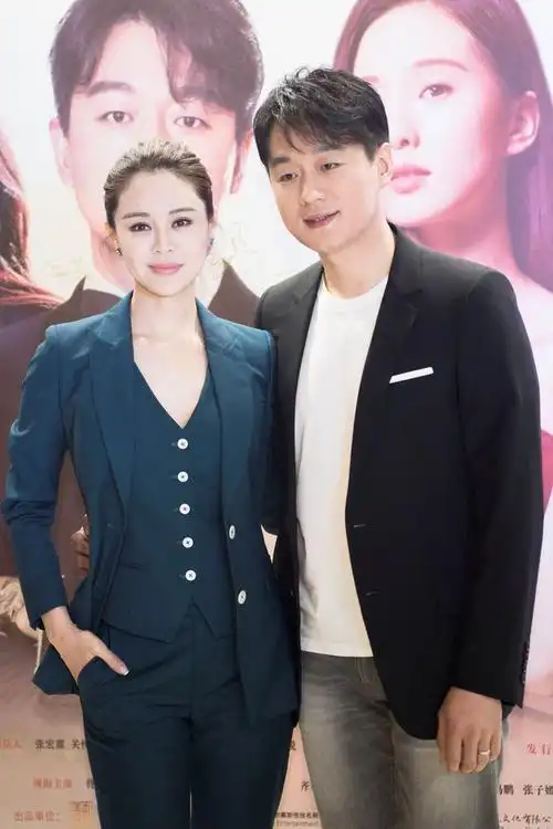 佟大为关悦又撒狗粮,都穿西装造型亮相,女的大气干练,男的帅气