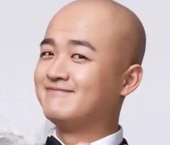 本以为包贝尔一直是光头,看到出道前寸头照,网友:颜值不输鹿晗