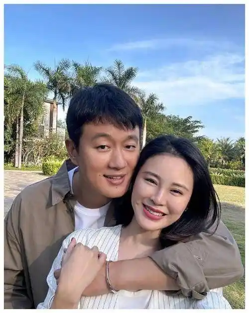 佟大为晒照为老婆庆生夫妻穿情侣装亲吻45岁关悦容貌身材极佳