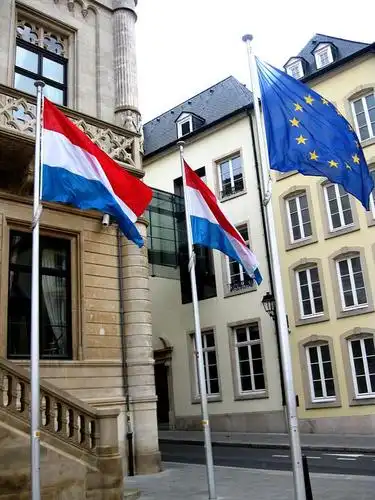 欧盟旗帜远远高于国旗