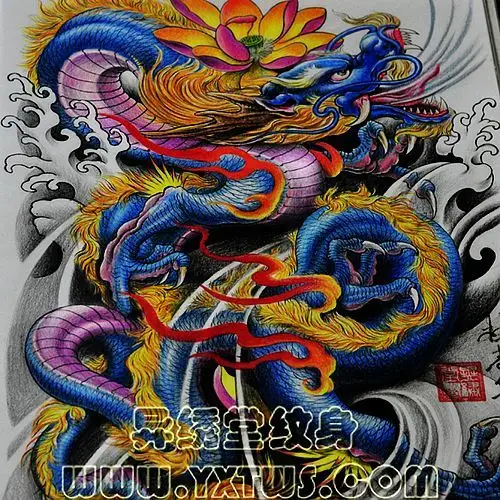 专业纹身店:一款适合纹满背的彩色龙莲花纹身图案图片