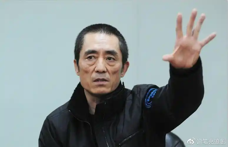 张艺谋一家近照,和老婆同框酷似父女,放弃巩俐是他一生的遗憾