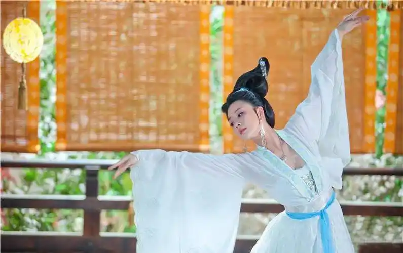 殷桃的花蕊夫人就像从仕女图里走出来一样