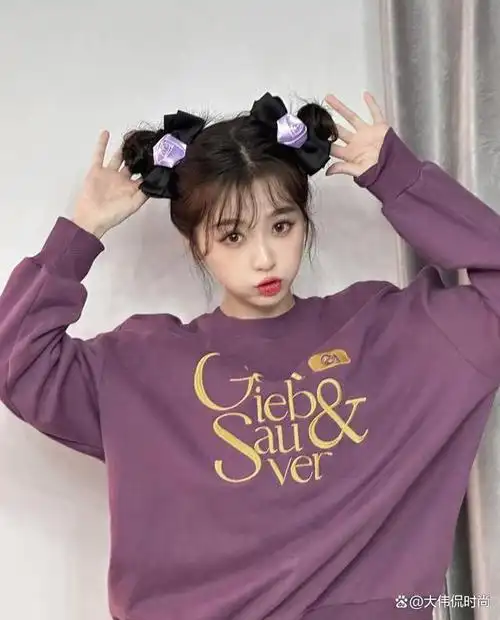 虞书欣紫色卫衣嘟嘴萌翻天!丸子头超可爱引爆时尚圈
