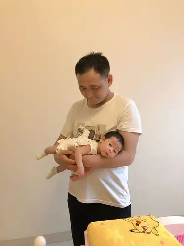 爸爸的飞机抱让我舒服极了,爸爸说抱上我最大的感受就是幸福,其实我也