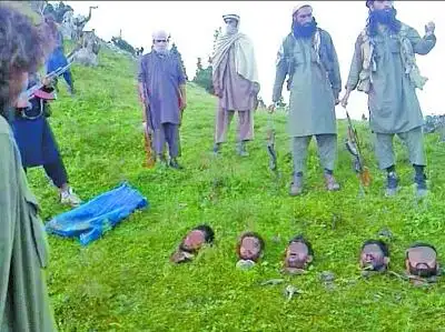 塔利班"炫耀战绩" 展示被斩巴基斯坦士兵头颅