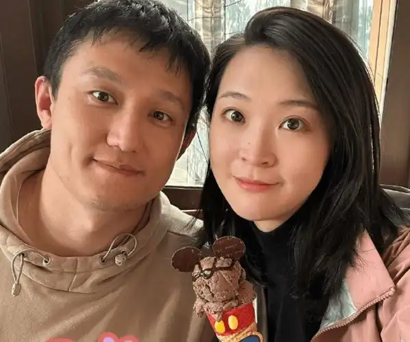 1米92奥运冠军惠若琪晒美照,学霸老公显沧桑,站他身边小鸟依人_女儿