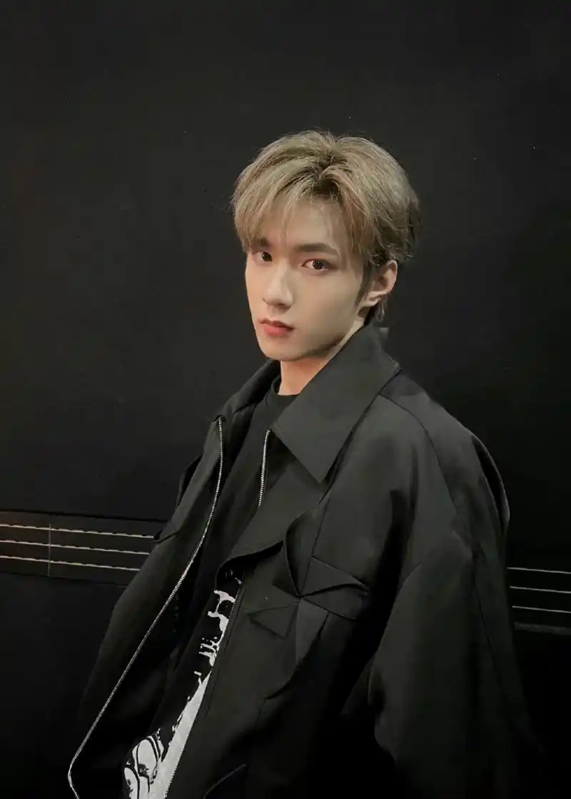 刘耀文更博全黑造型随拍 金发简直不要太养眼 果然帅哥可以驾驭任何