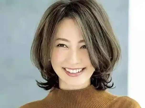 50岁女人的发型"宜短不宜长",不信看这10款短发,洋气又显年轻_头发