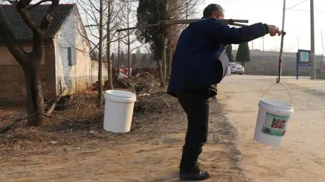 童年记忆中的画面看烟台农村大叔用扁担挑水的过程