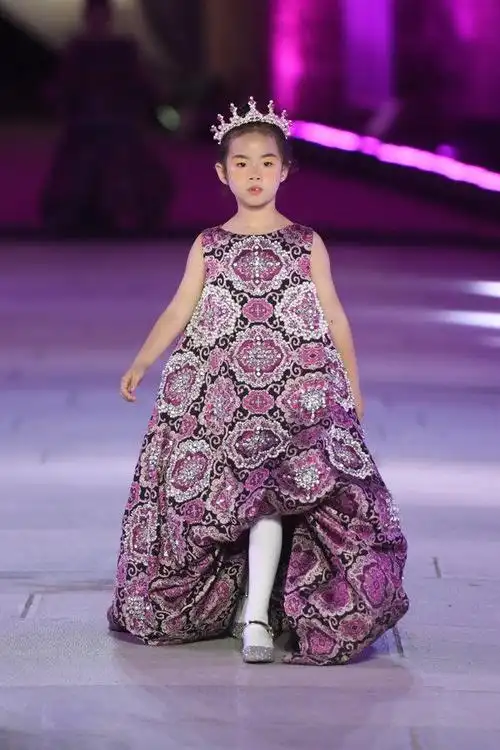 黄奕带女儿出席活动6岁黄芊玲高冷走秀毫不怯场