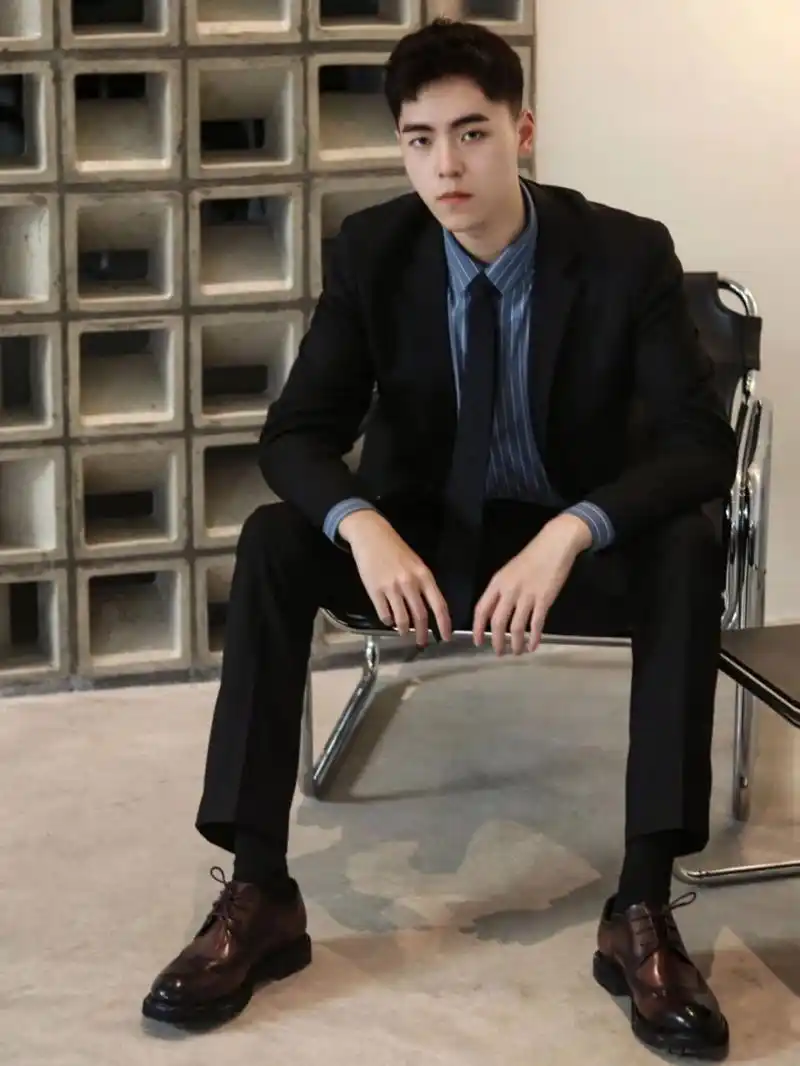 正装穿搭91 黑色西装77蓝色条纹衬衣77深蓝色条纹领带77黑袜