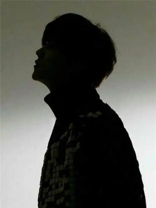 只看剪影,你们还能认出爱豆吗?能一眼就认鹿晗的是真爱