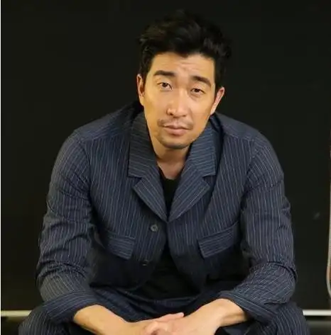 回到家,王千源内心的困惑愈发强烈,仿佛有一股力量在推动他.